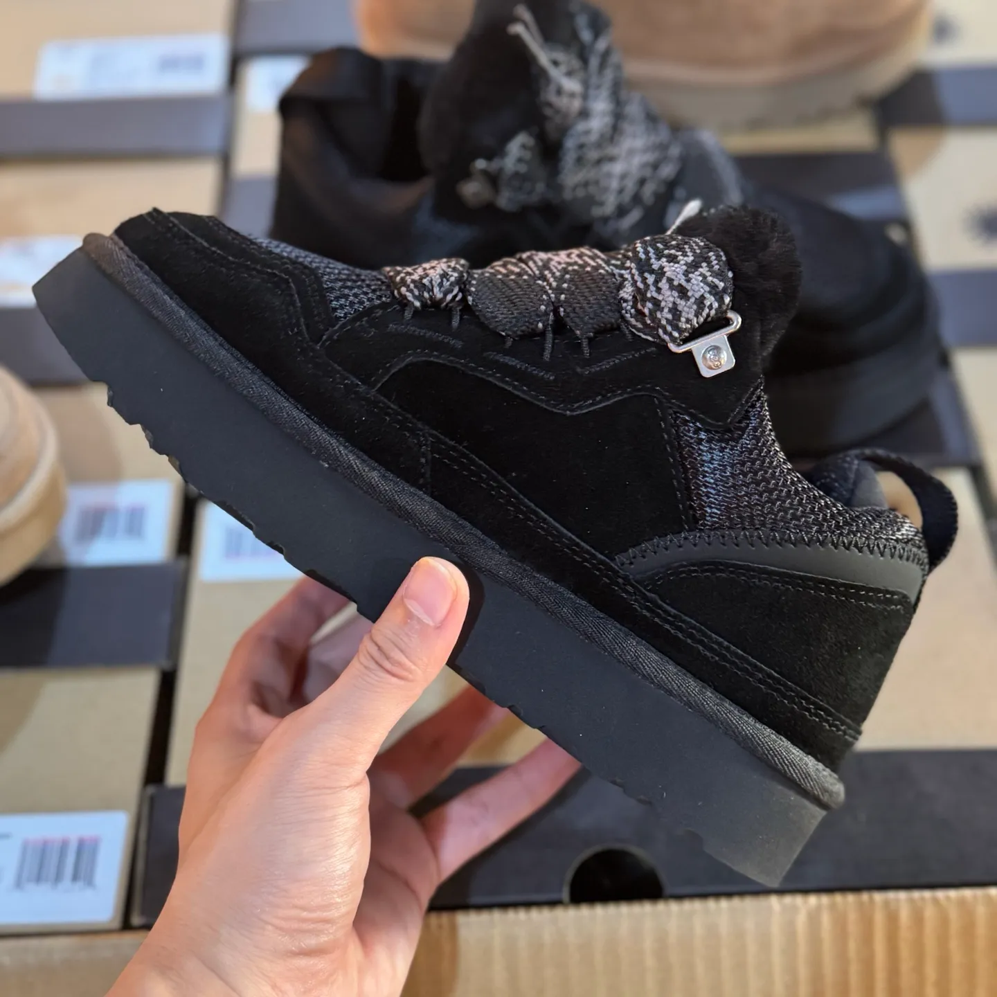 Local 💰600 Settlement in store 250 OEM grade 4032 Mel series Top workmanship level Super stable version ✔️ Good looks and texture online Suede leather + low-key logo look retro Classic two-color shoelaces can be worn as one shoe or two ✔️ So comfortable that you want to weld your feet on it Super light material + 5cm thick sole No tired feet after heightening Wool insoles are warm and breathable No stress on commuting and shopping all day long ✔️ I love the details: wide shoelaces for photos, sizes 34-40 are suitable for various foot types, slight stains can be wiped clean with a damp cloth, and the loose feeling in early autumn depends entirely on it. You can close your eyes and avoid stepping on thunder! 👟